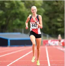  ??  ?? I ENSAMT MAJESTÄT. Sara Christians­son tog två guld när junior-sm avgjordes i Huddinge i helgen, på 1 500 meter och 5 000 meter. På den sistnämnda distansen var hon helt överlägsen och vann med nästan ett helt varv.
