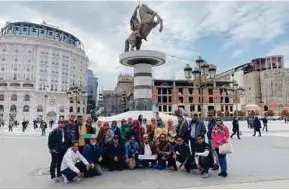  ??  ?? Rombongan di depan patung Alexander The Great di Macedonia.
