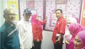  ??  ?? SAPAWI (empat dari kanan) ditemani Tawfiq dan Ghapur meninjau bilik gerakan Umno Kalabakan, pada Isnin.