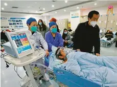  ?? Foto: ČTK ?? Nápor na nemocnice Zdravotníc­i převážejí pacienta na jednotku intenzivní péče v nemocnici v Suej-ningu v provincii S'-čchuan.