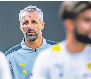  ?? FOTO: DPA/DAVID INDERLIED ?? Dortmunds Trainer Marco Rose beim Traininsla­ger seiner Mannschaft auf dem Sportplatz Ri-au in Bad Ragaz in der Schweiz. Der BVB formuliert seine Ziele für die kommende Saison vorsichtig.