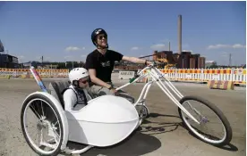  ?? FOTO: MARKKU ULANDER/LEHTIKUVA ?? Mika Kaartinen har designat och byggt sin cykel själv för att ge sin son Luka möjlighet att följa med honom på utfärd.