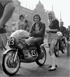  ??  ?? Cool customer: a nonchalant Sheene on the Suzuki RT67 before the Montjuic GP, Spain