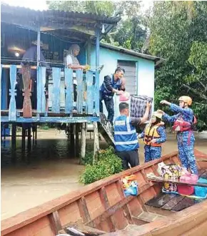  ?? (Foto ihsan APM) ?? Anggota APM menghantar makanan kepada mangsa banjir di Kota Kinabalu, Sabah.