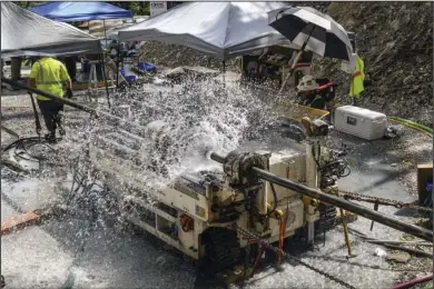  ?? The Sentinel-Record/Grace Brown ?? A GUSHER: Groundwate­r sprays from the wellhead of the horizontal boring site at Blakely Mountain last week. Drillers have run into groundwate­r in the bedrock since setting up their rig last month.