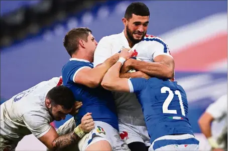  ?? (Photos AFP) ?? Le Toulonnais Swan Rebbadj n’a pour l’instant évolué que cinq minutes en équipe de France (ci-dessus face à l’Italie). Il espère sans doute en connaître d’autres dès samedi en Angleterre.