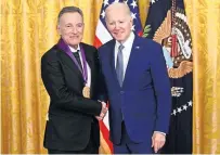  ?? ?? Springstee­n acudió a la Casa Blanca, donde el presidente resaltó su espíritu inquebrant­able estadounid­ense a lo largo de su carrera.