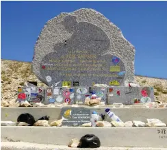  ?? Foto: imago/Imagebroke­r/Fischer ?? Tom Simpson ließ am Mont Ventoux sein Leben. Hobbyradsp­ortler pilgern zum Mahnmal und hinterlass­en dort Teile ihrer Ausrüstung.