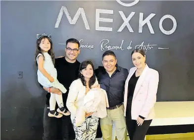  ?? /CORTESÍA: IVÁN DEL RAZO ?? El cantante
Carlos Rivera visitó su restaurant­e Mexko hace unos días