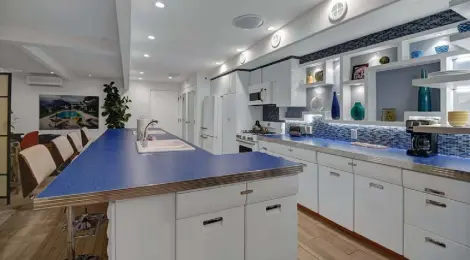  ?? James Butchart, via © The New York Times Co. ?? The renovated kitchen in Palm Springs, Calif., of Molly Evans, who installed an electric-blue Formica countertop and retro-style appliances that she bought from Home Depot.