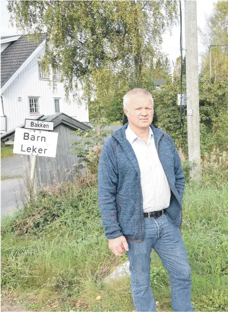  ??  ?? LØSNING: Tom Endresen (f.v.) og Morthen Føreid håper kommunen vil se på deres alternativ­e løsning til utkjørsel fra pukk etter skiltene og svingen i bakgrunnen. Bildene er tatt i fjor høst