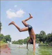  ?? RAVI CHOUDHARY/HT PHOTO ?? A child tries to beat the heat at India Gate.