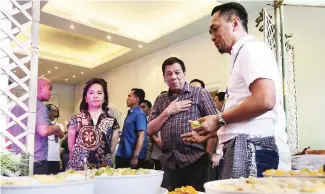  ??  ?? ‘LUTONG CAPAMPANGA­N’ — President Duterte eyes the feast on the table at the Kapampanga­n Food Festival at Clark, Pampanga last Thursday. With him here is former President and now Pampana 2nd District Rep. Gloria Macapagal Arroyo. (Jansen Romero)