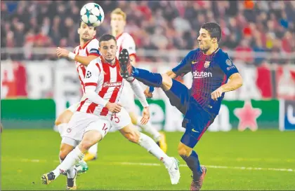  ?? Foto Afp ?? El delantero Luis Suárez (derecha) no estuvo acertado en el encuentro ante el Olympiacos