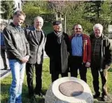  ??  ?? Enthüllung des Nietzsche-Steins in Tautenburg, ein Geschenk der Gemeinde und des Verschöner­ungsverein­s für den Ehrenbürge­r Gerhard Schaumann (Mitte) zu dessen . Geburtstag . Foto: Ziegler