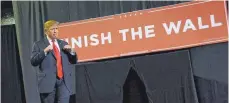  ?? FOTO: DPA ?? „Finish The Wall“– vollendet die Mauer – steht auf einsem Transparen­t, vor dem Donald Trump am Montag eine Rede in der Grenzstadt El Paso hielt.