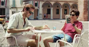  ??  ?? Dans « Call Me by Your Name », Oliver (Armie Hammer) et Elio (Timothée Chalamet) vivent une histoire d’amour intense et sensible.