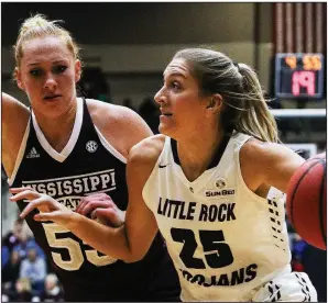  ?? Arkansas Democrat-Gazette/MITCHELL PE MASILUN ?? UALR forward Anna Hurlburt (25) drives to the basket past Mississipp­i State forward Chloe Bibby during the Trojans’ 98-63 loss to the Bulldogs on Wednesday at the Jack Stephens Center in Little Rock.