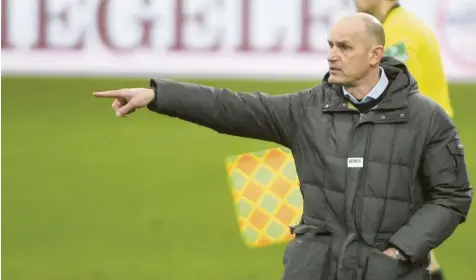  ?? Foto: Ulrich Wagner ?? Wie lange gibt Heiko Herrlich beim FC Augsburg noch die Richtung vor? Nach sechs Niederlage­n in fünf Spielen ist eine Trainerdis­kussion entbrannt.