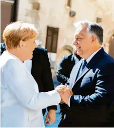  ?? Foto: Balazs Szecsodi, dpa ?? Ungarns Ministerpr­äsident Viktor Orbán empfing Bundeskanz­lerin Angela Merkel (CDU) in der Grenzstadt Sopron.