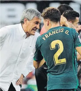  ?? FOTO: EFE ?? Quique Setién conversa con Francis Guerrero, que fue increpado por la afición del Betis