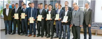  ?? Foto: Anton Kutscherau­er ?? Die besten Absolvente­n der Fritz Hopf Technikers­chule wurden mit dem Meisterpre­is der Bayerische­n Staatsregi­erung ausgezeich net.