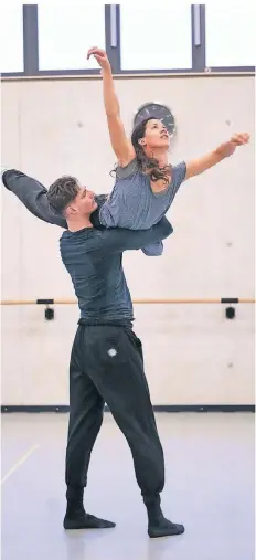  ?? FOTO: DANIEL SENZEK/DEUTSCHE OPER AM RHEIN ?? Edvin Somai und Doris Becker bei der Probe für „A Kiss To The World“im Balletthau­s.