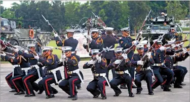  ?? JONJON VICENCIO ?? Philippine Marines perform drills at the Marine headquarte­rs in Taguig City yesterday.
