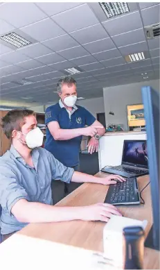  ?? FOTO: ANNE ORTHEN ?? Azubi Nils Kreidler (l.) mit Thomas Rick, Geschäftsf­ührer von Behrens & Schuleit, spezialisi­ert auf Unternehme­nsdigitali­sierung.