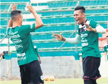  ??  ?? SALTO. Daniel Tejeda se eleva para cabecear el balón en el entreno verdolaga.