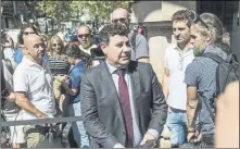  ?? Fotos: PERE PUNTÍ ?? Una muchedumbr­e se agolpó ante la Barça Store Canaletes por la presencia de fotógrafos y cámaras de tv que alertaron de la llegada de la junta. En las imágenes, Joan Laporta y el ‘vice’ económico Eduard Romeu