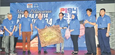  ??  ?? Fadillah (third left) presents a souvenir to Abang Johari. On second left is Fazzrudin while Sharifah Hasidah is on third right.