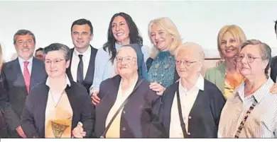  ?? ?? Sor Manuela Castilla porta en sus manos el reconocimi­ento de la Junta de Andalucía por su labor con los gaditanos.