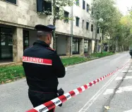  ??  ?? Nella foto grande il sopralluog­o della squadra mobile e degli agenti del Commissari­ato di Empoli nel parco dell’Ambrogiana. In alto il martello sequestrat­o durante le indagini e sotto i carabinier­i di fronte al luogo dove la studentess­a è stata brutalment­e aggredita da una persona che poi è scappata (foto Viola Centi)