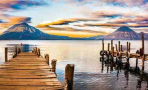  ??  ?? enmarcado por volcanes y pueblos con carácter muy particular. Lago Atitlán,