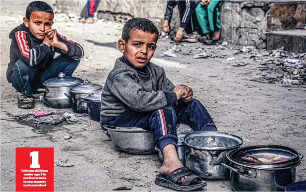  ?? — afp ?? Children sit with empty pots as displaced Palestinia­ns queue for meals provided by a charity organisati­on ahead of the fast-ending ‘iftar’ meal during the holy month of Ramadan in Rafah in the southern Gaza Strip.