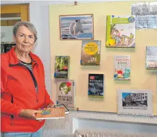  ?? FOTO: KLAUS WEISS ?? Veronika Horter an der Bücherwand mit neuen Büchern zum Thema Klimaschut­z.