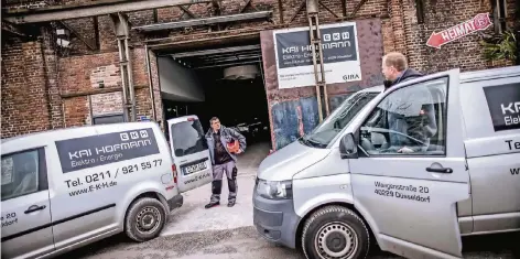  ?? RP-FOTO: ANDREAS ENDERMANN ?? Die Handwerker Benno Krebber (l.) und Markus Sieckert vom Elektrobet­rieb Kai Hofmann sind mit Diesel-Transporte­rn unterwegs. Für den Betrieb wäre ein Fahrverbot eine Katastroph­e.