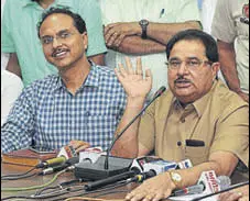  ?? HT PHOTO ?? Education and industry minister OP Soni and DC Varinder Sharma during a press conference in Jalandhar on Tuesday.