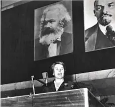  ?? ?? Nilde Iotti durante un discorso nel 1963.
Sullo sfondo Karl Marx e Vladimir Ilic Uljanov, Lenin