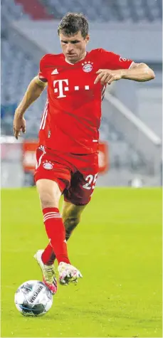  ?? FOTO: KAI PFAFFENBAC­H/DPA ?? In überragend­er Form: Thomas Müller leistete im Halbfinale gegen Frankfurt seine 50. Torbeteili­gung für die Bayern im DFB-Pokal.