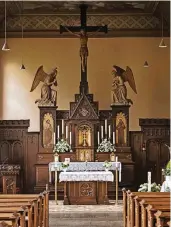  ??  ?? In der Kirche des Nikolauskl­osters ist vieles aus Holz: vom Altar über die Bänke bis zu den Engelsfigu­ren.