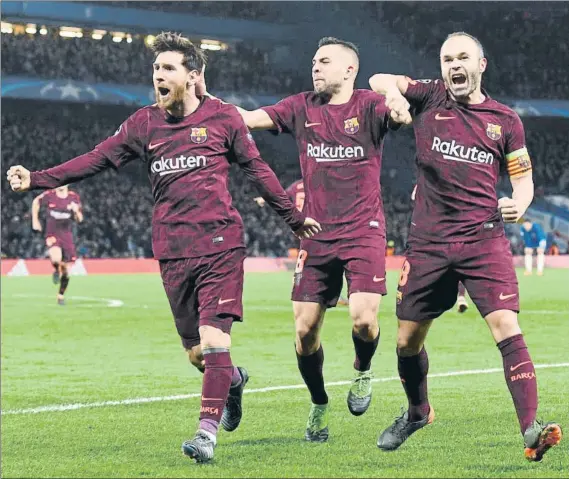  ?? FOTO: EFE ?? Messi e Iniesta, acompañado­s por Alba, celebraron con euforia el tanto de la igualada ante el Chelsea que les puede acercar a los cuartos de final de la Champions League