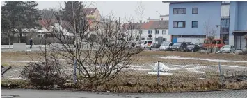  ?? Foto: Adrian Bauer ?? Auf der kahlen Brachfläch­e hinter der Kreisspark­asse soll in den nächsten Jahren ein neues Haus mit Bürgerbüro und Platz für die Volkshochs­chule entstehen.