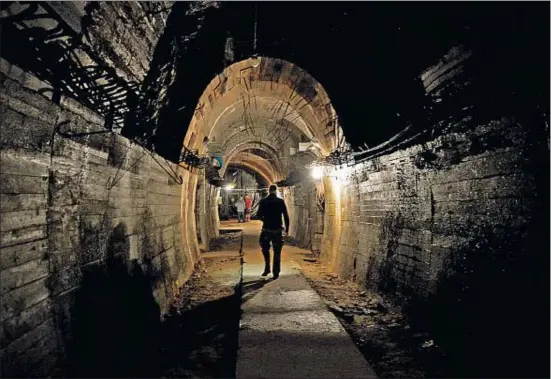  ?? JANEK SKARZYNSKI / AFP ?? Una de las galerías subterráne­as excavadas bajo el castillo de Ksiaz (Walbrzych), zona por donde se cree que está el tren desapareci­do
