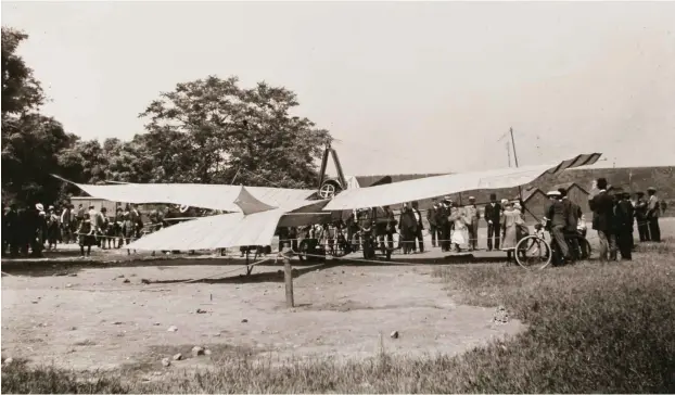  ?? Foto: akg ?? 1911 wurde über Libyen zum ersten Mal eine Bombe aus einem Flugzeug abgeworfen. Hundert Jahre später fallen wieder Bomben auf das Land – dazwischen liegt ein Jahrhunder­t der Zerstörung aus der Luft. Heute sollen es Bomben möglich machen, sagt der...