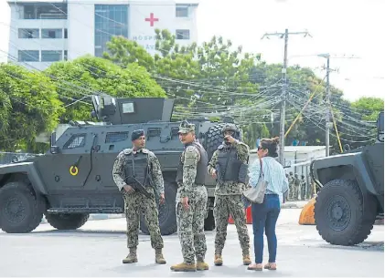  ?? AFP ?? Vigilancia. La policía militar controla el paso de los ecuatorian­os en inmediacio­nes del Hospital.