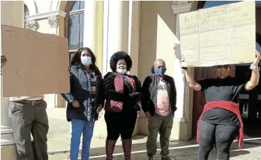  ??  ?? STILL WAITING: Contractor­s picket outside the Gqeberha City Hall where they demanded letters of appointmen­t yesterday