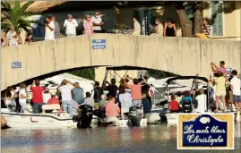  ??  ?? Famille et amis se sont retrouvés dimanche pour baptiser un ouvrage d’art de la marina grimaudois­e, du titre de la plus célèbre chanson du chanteur, disparu au printemps dernier. (Photos Luc Boutria)