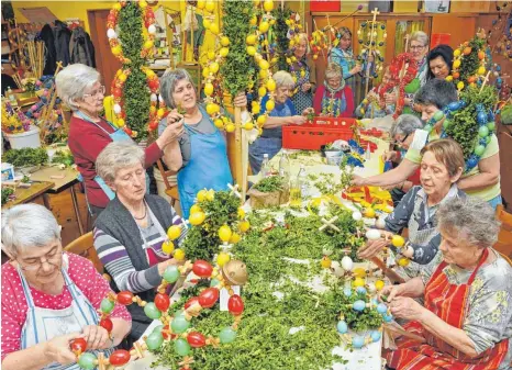  ?? FOTO: ROLAND RAY ?? Im Baustetter Rathaus herrscht Hochbetrie­b – es sind nur noch wenige Tage bis zum Palmsonnta­g. Ein Päuschen am Nachmittag bei Kaffee und Kuchen gehört traditione­ll dazu; regelmäßig werden für die Bastelgrup­pe Kuchen aus der Gemeinde heraus gestiftet.